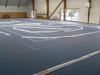 Circuit de voiture radiocommand�s avec rails
