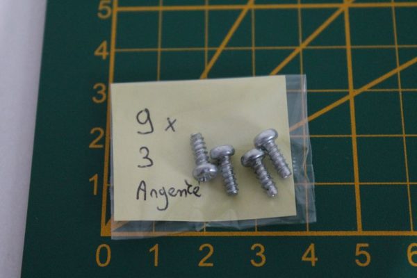 Lot de 4 vis 9x3mm argentées