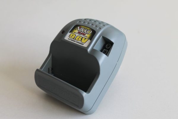 Chargeur Ni-Mh 9,6V aux formats "slot-in" et "prise Tamiya"
