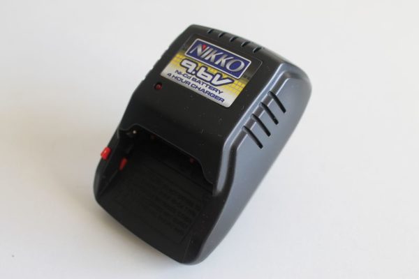 Chargeur Nikko Ni-Cd 9,6V au format "Slot In"