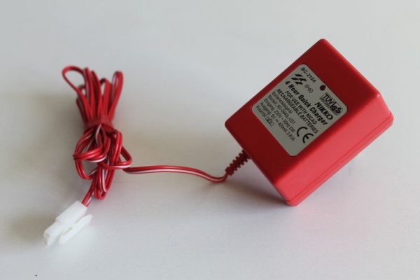 Chargeur Ni-Cd 7,2V 400mA à prise Tamiya
