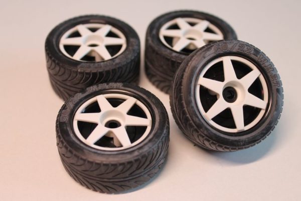 Roues "6 bâtons" avec pneus radiaux pour Nikko Evolution 1/14