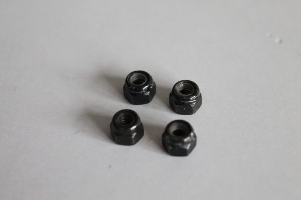 Lot de 4 écrous de roue 7 mm (noirs)