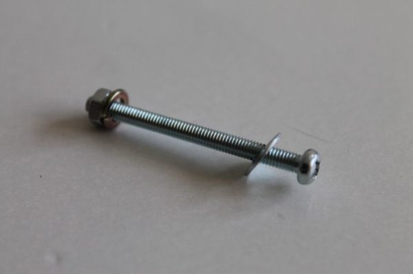 Boulon long pour couvre platine de Nikko Super Evolution 1/10 2 roues motrices