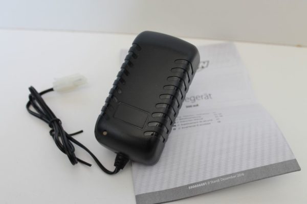 Chargeur automatique Ni-Mh 7,2V 500mAh à prise Tamiya