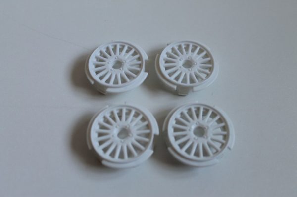 Enjoliveurs "blancs 17 batons" pour Nikko Street Cars 1/16