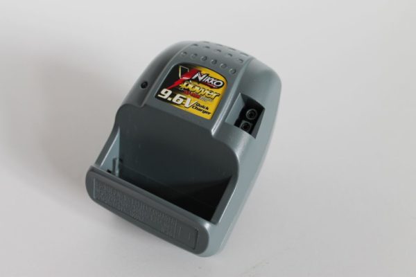 Chargeur rapide Ni-Mh 9,6V aux formats "slot-in" et "prise Tamiya"