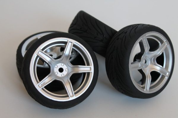 Roues complètes "5 batons argentées" avec pneus striés pour Nikko Super Evolution 1/10