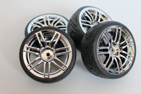 Roues complètes "14 batons chromées" avec pneus striés pour Nikko Super Evolution 1/10