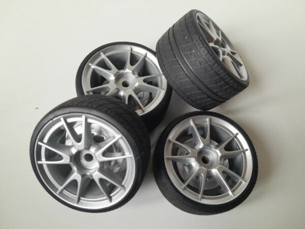 Roues "10 bâtons grises" avec pneus radiaux pour Nikko Evolution 1/14