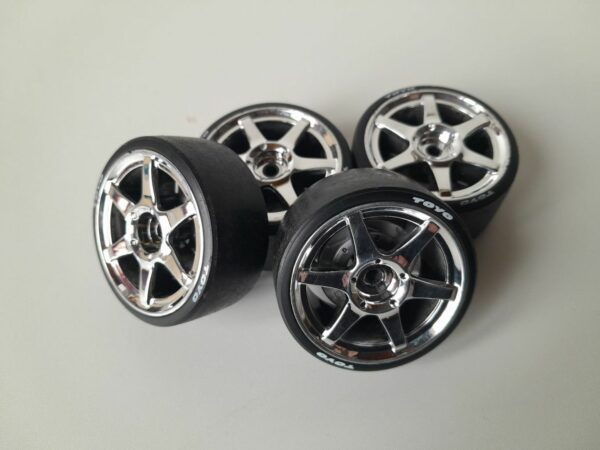 Roues "6 bâtons chromées" avec pneus Drift pour Nikko Evolution 1/14